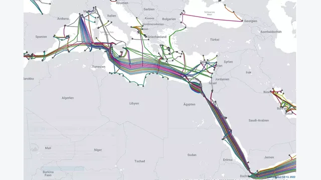 Engstelle Suez-Kanal. Ein Großteil der für Europa wichtigen Datenleitungen verläuft durch eine geopolitisch äußerst instabile Region.