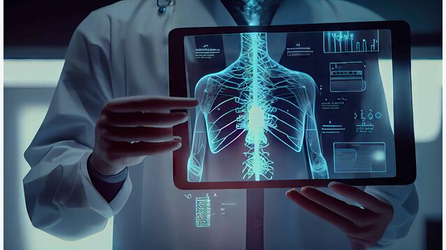 Die Hände eines Arztes halten einen digitalen Bildschirm mit der Projektion eines Hologramms eines menschlichen Körpers.