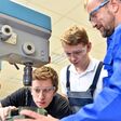 Nachwuchs-Fachkräfte werden an der Bohrmaschine ausgebildet.