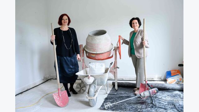 Sigrid Kobierski, Baumeisterin und Chefin bei Hammerl Bau und Margarete Kriz-Zwittkovits, Vorstandsvorsitzende von Frau in der Wirtschaft (FiW) Wien, wollen Frauen für eine Karriere in sogenannten Männerberufen wie der Bauwirtschaft ermutigen.