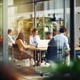Ein ungezwungenes Meeting im Büro: Zwei Drittel der Befragten (66 Prozent) bewerten die Umsetzung von New-Work-Maßnahmen in ihrem Unternehmen positiv.
