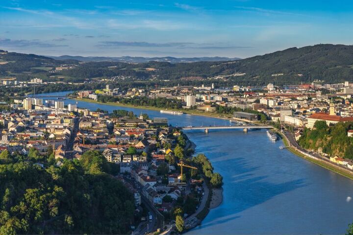 Panoramablick auf Linz mit Donau
