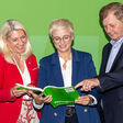 Wifi-Kuratorin Doris Cuturi-Stern, WKOÖ-Präsidentin Doris Hummer und Wifi-Institutsleiter Harald Wolfslehner mit dem neuen Kursbuch des Wifi Oberösterreich für 2024/25 ist da.