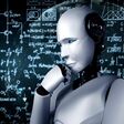 Ein humanoider Roboter in Denkerpose vor einem Hintergrund voller mathematischer Berechnungen.