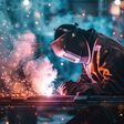 Arbeiter bei der Schweißarbeit: Die Stahlindustrie ist für sieben bis neun Prozent der weltweiten anthropogenen Treibhausgasemissionen verantwortlich.