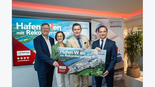 Bei der Bilanzpräsentation des Hafen Wien 2024: Fritz Lehr, kaufmännischer Geschäftsführer Hafen Wien, Doris Pulker-Rohrhofer, technische Geschäftsführerin Hafen Wien, Peter Hanke, Stadtrat für Finanzen und Wirtschaft sowie Wien Holding-Geschäftsführer Kurt Gollowitzer bei der Bilanzpräsentation.