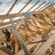 Baustelle eines Holzhauses: Holz als Baumaterial nimmt wieder zu.
