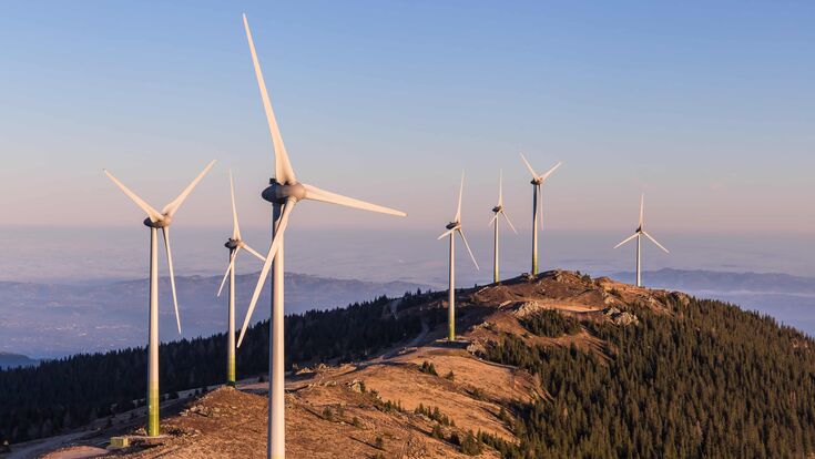 © Photofex - stock.adobe.com Windpark auf der steirischen Handalm: Der Ausbau der Energieerzeugung gilt als essenziel für eine nachhaltige Standortqualität.