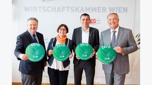 „Zero Emission Transport“ verpflichtet Unternehmen, emissionsfrei in den ersten und zweiten Bezirk einzufahren. Michael Ludwig, Bgm. Wien, Margarete Landertshammer, GF Hel-Wacht, Peter Umundum, Vorstand für Paket & Logistik, Österreichische Post AG und Walter Ruck, WKW-Präsident.