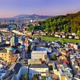 Vogelperspektive auf die historische Stadt Salzburg in Österreich.