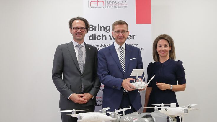 Michael Rabl, neuer wissenschaftlicher Geschäftsführer und Präsident der Fachhochschule OÖ, Wirtschafts- und Forschungs-Landesrat Markus Achleitner und Isolde Perndl, neue kaufmännische Geschäftsführerin der FH OÖ.