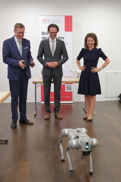 Wirtschafts- und Forschungs-Landesrat Markus Achleitner, Michael Rabl, neuer wissenschaftlicher Geschäftsführer und Präsident der Fachhochschule OÖ, und Isolde Perndl, neue kaufmännische Geschäftsführerin der FH OÖ.
