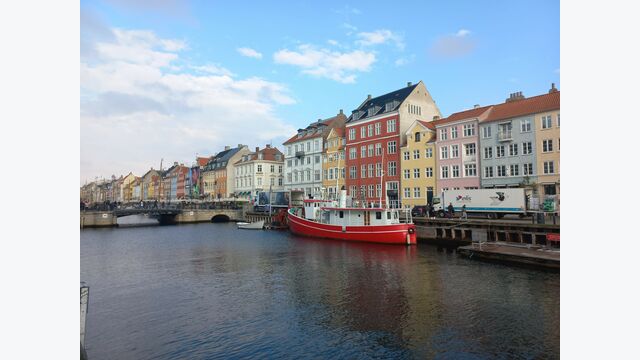 Auch Aufklärungskampagnen, die Touristen über die Auswirkungen ihres Verhaltens informieren und in ihrem nachhaltigen Verhalten bestärken, können – wie hier in Kopenhagen – dazu beitragen, das Problem des Overtourism zu lindern.