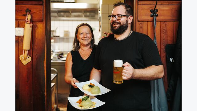Die Wirtsleute Monika und Martin Huber vom „Wirtshaus im Demutsgraben“ bei Zwettl mit ihren liebevoll zubereiteten herzhaften Waldviertler Schmankerln.