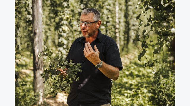 Rohstoffe aus ein und derselben Region harmonieren besonders gut: Braumeister Heinz Wasner bezieht den Hopfen von regionalen Landwirten und das Wasser aus 20 eigenen Quellen in drei Quellschutzgebieten.