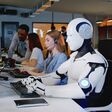 Ein Roboter bei der Schreibtischarbeit: Laut Länderbericht Österreich der Europäischen Kommission zur Digitalen Dekade nutzen gerade einmal elf Prozent der österreichischen Unternehmen AI-Anwendungen.