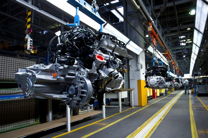 Ein Verbrennermotor in der Produktion.