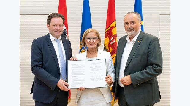 Bundesminister Norbert Totschnig, Niederösterreichs Landeshauptfrau Johanna Mikl-Leitner und Landeshauptmann Hans Peter Doskozil präsentieren eine Grundsatzvereinbarung zur Sicherung der Wasserressourcen in der Ostregion.