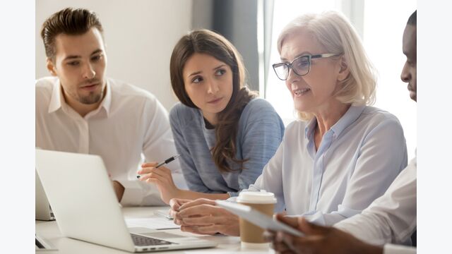 Verschiedene Altersgruppen bei einem Arbeitsmeeting: Die Bedürfnisse der vier derzeit am Arbeitsmarkt befindlichen Generationen unterscheiden sich in vielen Punkten nur wenig.
