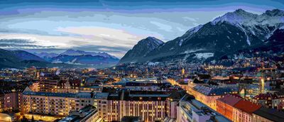 © moofushi - stock.adobe.com Panorama der Skyline von Innsbruck, Alpen, Österreich, im Winter am Abend mit schneebedeckten Bergen im Hintergrund