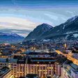 Panorama der Skyline von Innsbruck, Alpen, Österreich, im Winter am Abend mit schneebedeckten Bergen im Hintergrund