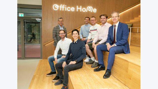 „RVS_Start-ups“: Michael Altenhofer (VR-Coach), Martin Edelsbrunner (MEVO), Daniel Sigl (Shoptimizer), Stefan Steiner (DON’T CALL IT DEO) und Elias Danninger (Shoptimizer); mit Andreas Derndorfer (r.) und Herbert Stelzinger (l.) von Raiffeisen Salzburg.