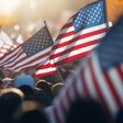 USA Flaggen und Menschen bei einer Parade.