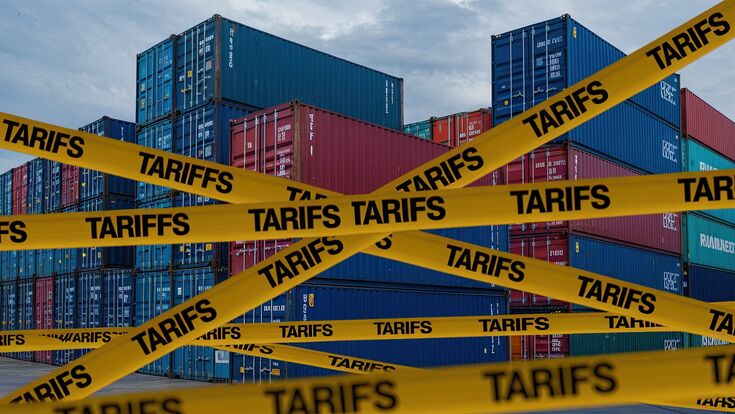 Gelbe absperrbänder vor großen Schiffscontainern symbolisieren Handelskrieg und Zollpolitik.