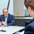 Martin Schaller, Generaldirektor der Raiffeisen-Landesbank Steiermark, sitzt beim Interview an einem Tisch.