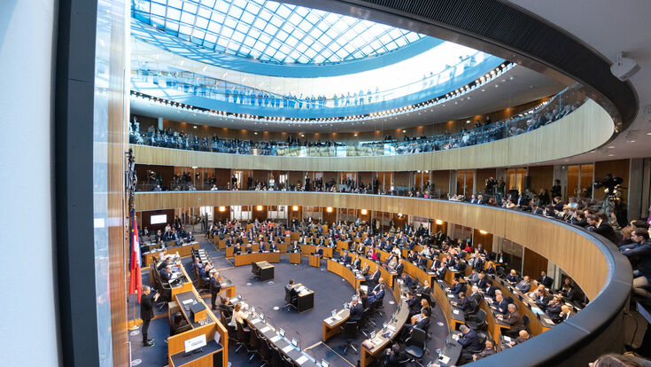 Der Nationalrat tagt im Österreichischen Parlament, der Blick Richtung Sitzungsteilnehmer:innen.