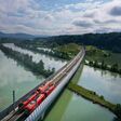 Die Koralmbahn in Kärnten überquert Gewässer auf einer Brücke.