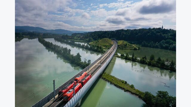 Die Koralmbahn in Kärnten überquert Gewässer auf einer Brücke.