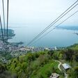 Bregenz, Österreich, und der Bodensee von oben gesehen, mit Seilbahn-Seilen deutlich im Bild.