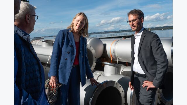 Landesrat Daniel Zadra besucht mit der baden-württembergischen Energieministerin Thekla Walker die Seethermie-Baustelle am Bodensee