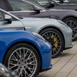 Die Fahrzeugfronten mehrerer neuer Porsche-Wägen nebeneinander.