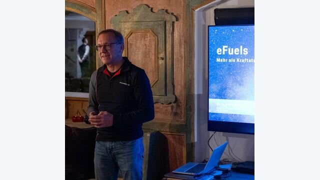 Porsche-Motorenentwickler Karl Dums bei einer Präsentation zu eFuels
.