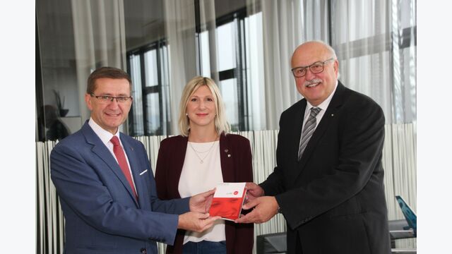 Wirtschafts-Landesrat Markus Achleitner, Martina Hamedinger (Vice President Human Ressources FACC) und Martin Rupprecht (Personaldirektor Oberösterreichische Gesundheitsholding) präsentieren den neuen Pocket Guide, der eine Einstiegshilfe für ausländische Pflegekräfte in Österreich werden soll.