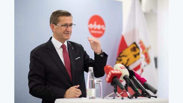 Der oberösterreichische Wirtschafts-Landesrat Markus Achleitner spricht an einem Podium.