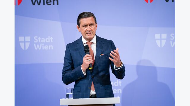 Der Wiener Wirtschafts- und Finanzstadtrat Peter Hanke spricht an einem Podium in ein Mikrofon.