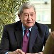 Hannes Androsch, Industrieller und ehemaliger Finanzminister Österreichs, sitzt beim Interview an einem Tisch.