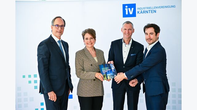 Bei einer Pressekonferenz für nachhaltige Energie posieren gemeinsam Timo Springer, Präsident der IV Kärnten, Sabine Herlitschka, Vorstandsvorsitzende von Infineon, Rene Haberl, Vorstand der Treibacher Industrie AG, und Anton Burger, Vice President Compass Lexecon Berlin.