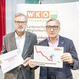 WKO Steiermark Präsident Josef Herk und Direktor Karl-Heinz Dernoscheg halten Grafiken des WKO-Wirtschaftsbarometers in den Händen