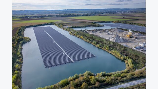 Luftansicht auf die rund 14 Hektar große Floating-PV-Anlage der EVN in Grafenwörth.