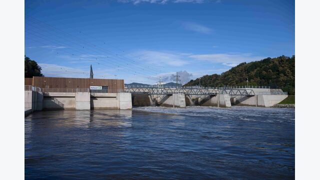 Das kürzlich eröffnete Murkraftwerk Gratkorn von Verbund und Energie Steiermark unter blauem Himmel.
