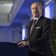 IV-Steiermark-Präsident Kurt Maier hält an einem Podest eine Rede.