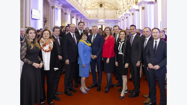 Viele festlich gekleidete Menschen posieren für Foto auf dem Neujahrsempfang 2025 der IV Steiermark.