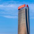 Der obere Abschnitt des Generali Tower, ein Wolkenkratzer entworfen von der Architektin Zaha Hadid, in Mailand vor blauem Himmel. Das Gebäude beherbergt die Büros von Assicurazioni Generali.