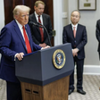 Donald Trump stellt Projekt "Stargate" vor.