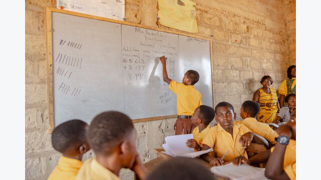 Die Schulen sollen saniert und die Schüler mit Schulmaterial ausgestattet werden.