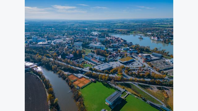 Schärding in Niederösterreich im Herbst von oben, bei blauem Himmel.